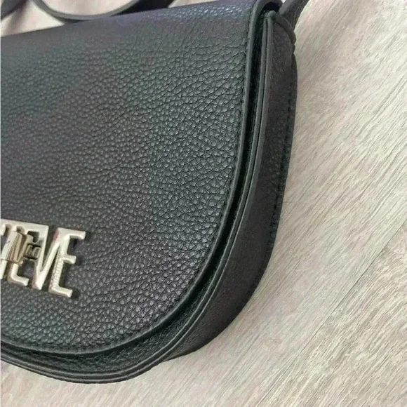 STEVE MADDEN- Turnlock Black Crossbody - Picture 2 of 8